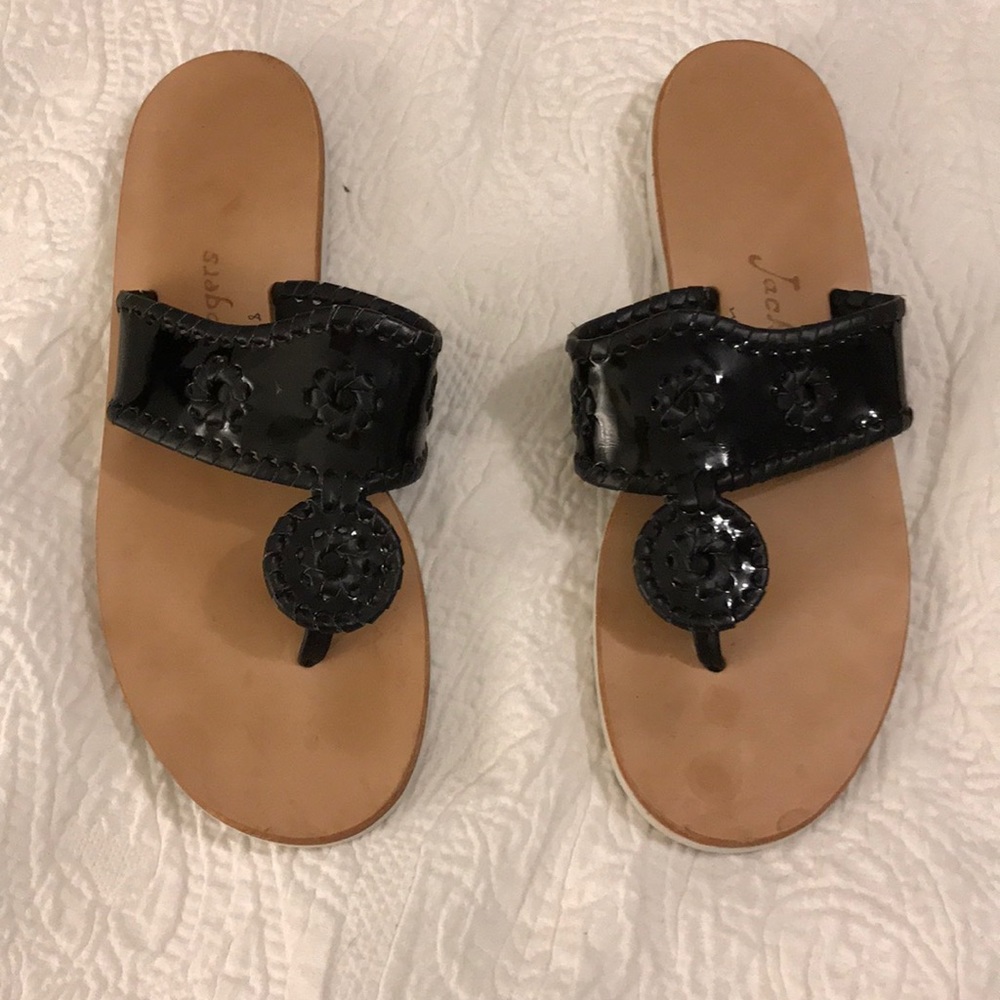 Black flip flops. 🏝